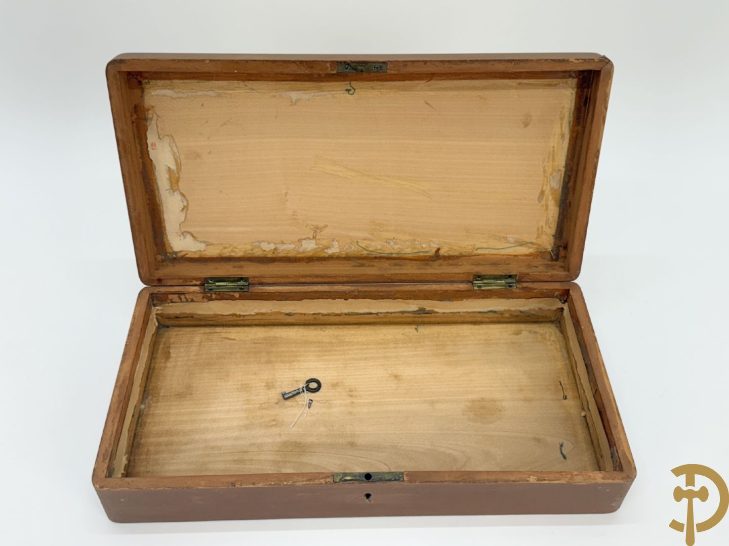 Handbeschilderde tekening op doos omringd met wapenschilden 