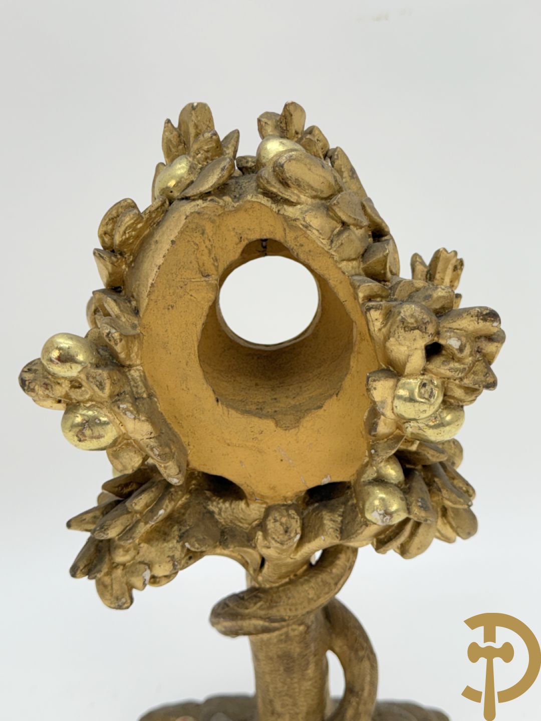 Houtgesculpteerde en vergulde relikwiehouder met boom uit het aards paradijs met de slang, 19e