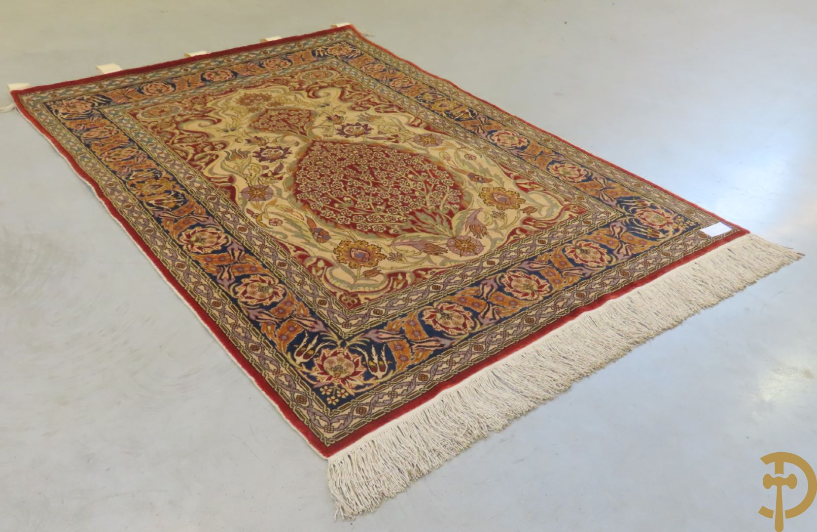 Oosters handgeknoopt tapijt met florale motieven Hereke