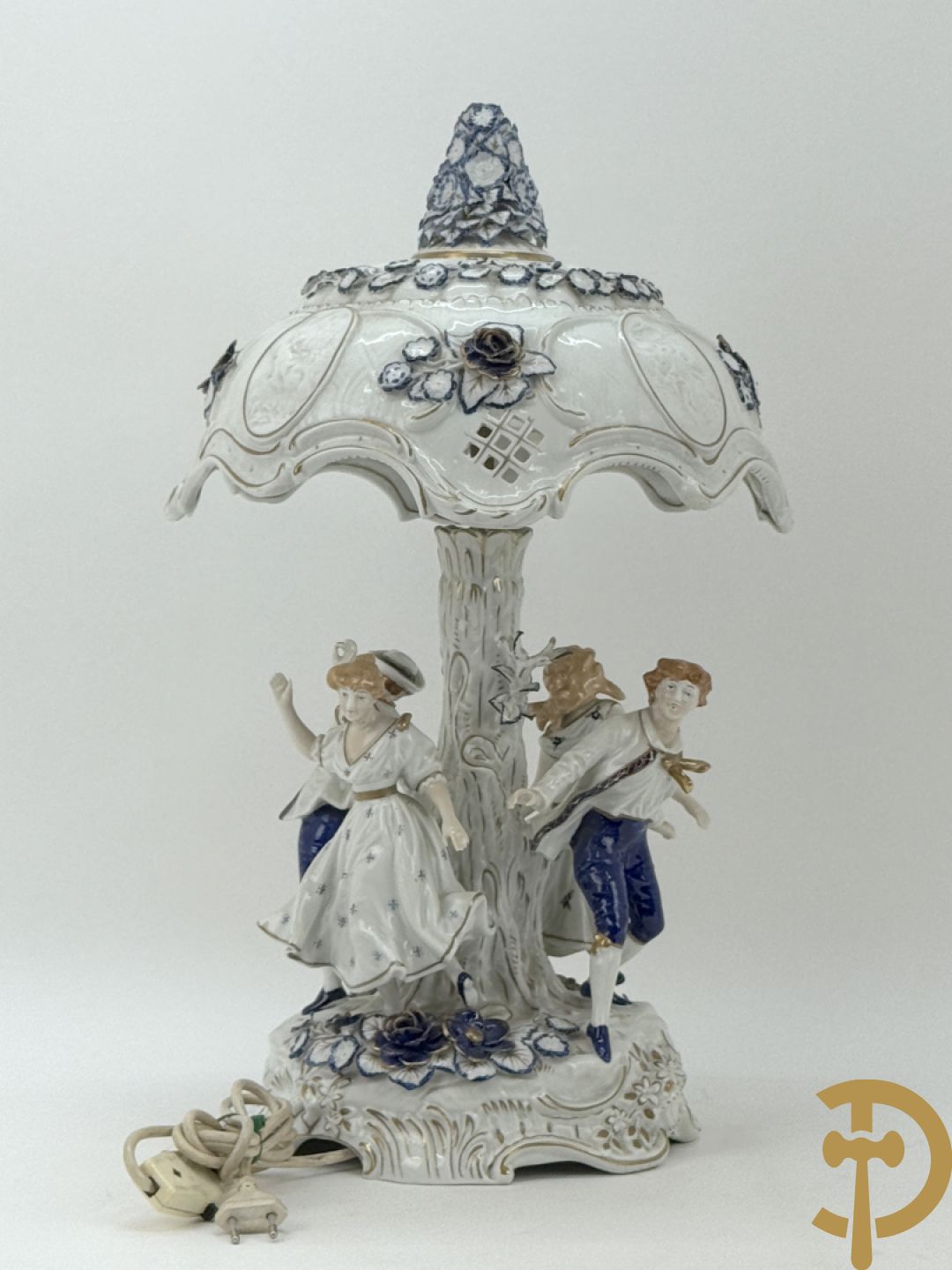 Porseleinen lampadaire met 4 dansende figuren, bovenaan met bloemenknop bezet
