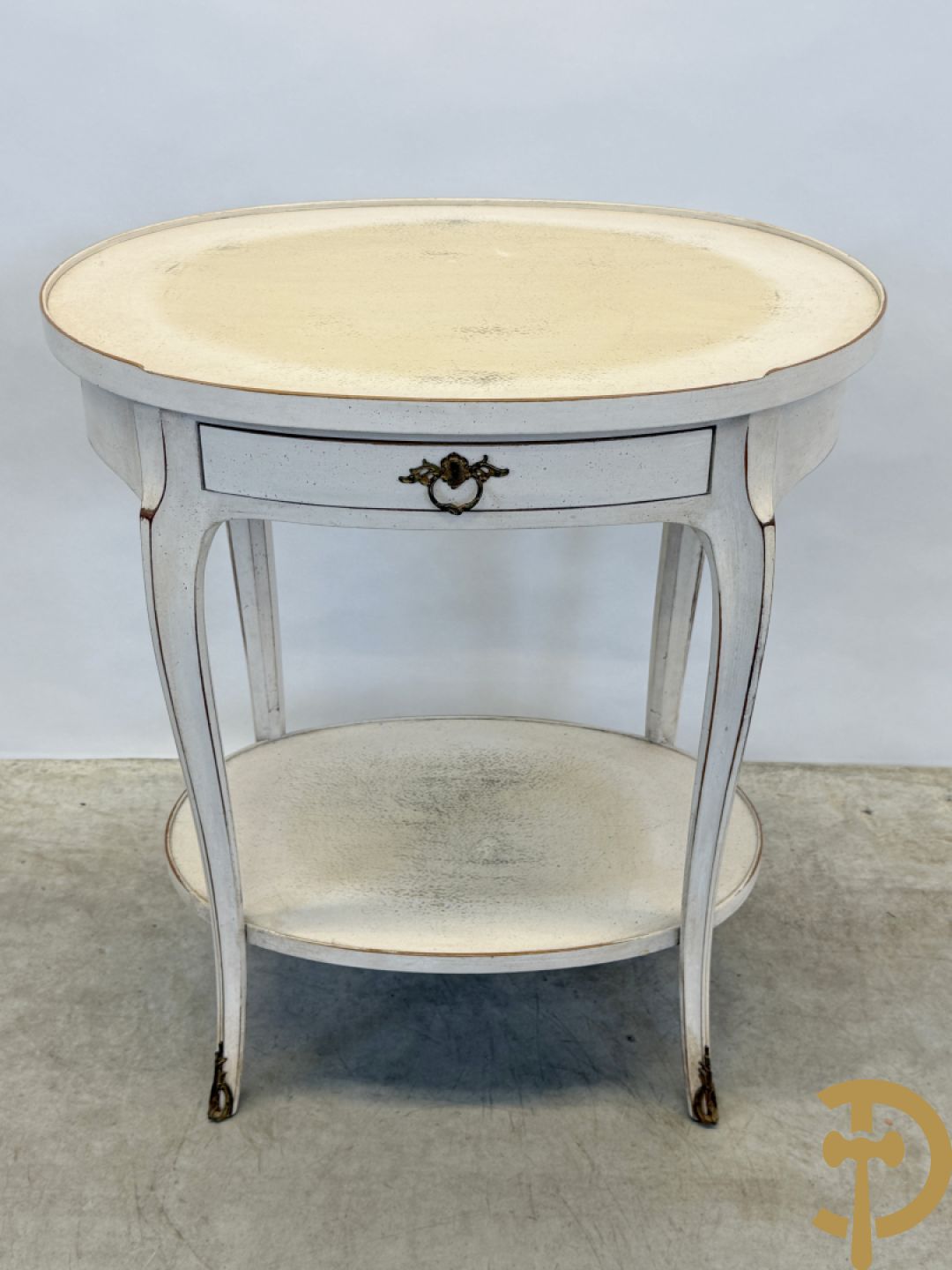 Paar wit gemonochromeerde bergères Louis XVI stijl + bijzettafeltje met lade op voluutvormige pootjes