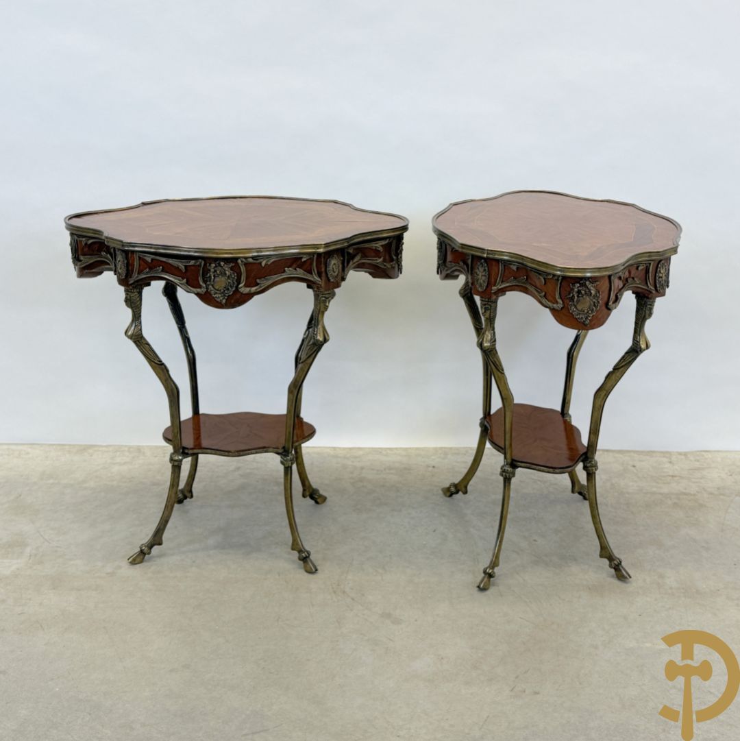 Paar mahoniehouten bijzettafels, Louis XV stijl, met bronzen ornamenten en bronzen bokkepoten - Replica