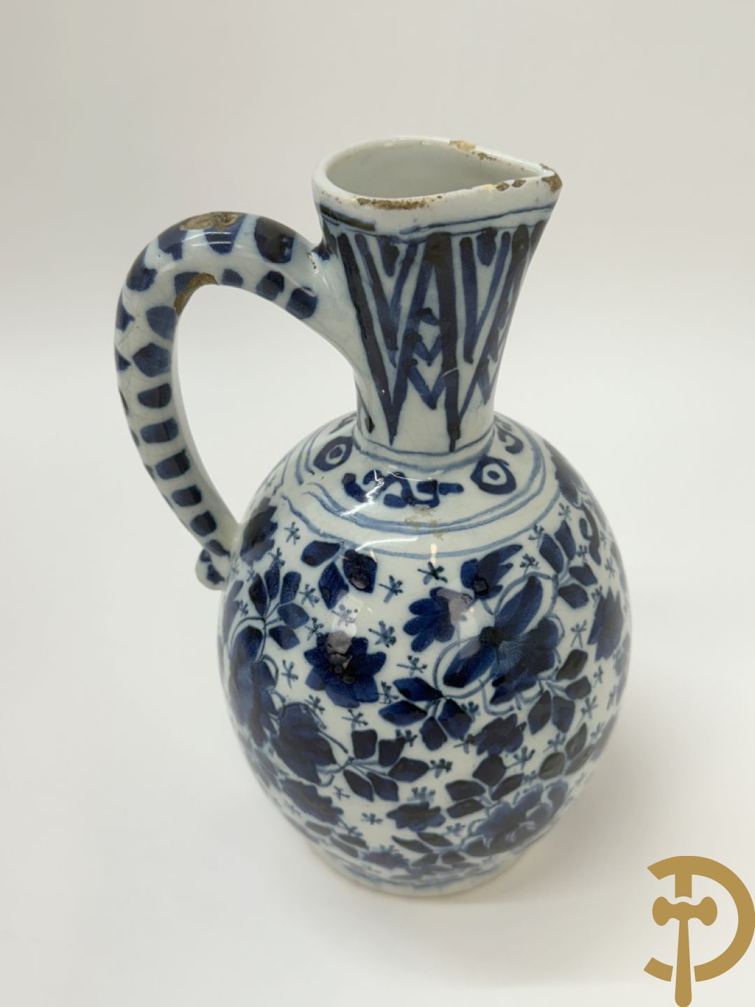 Twee Delftse blauw/wit schenkkannen met bloemendecor