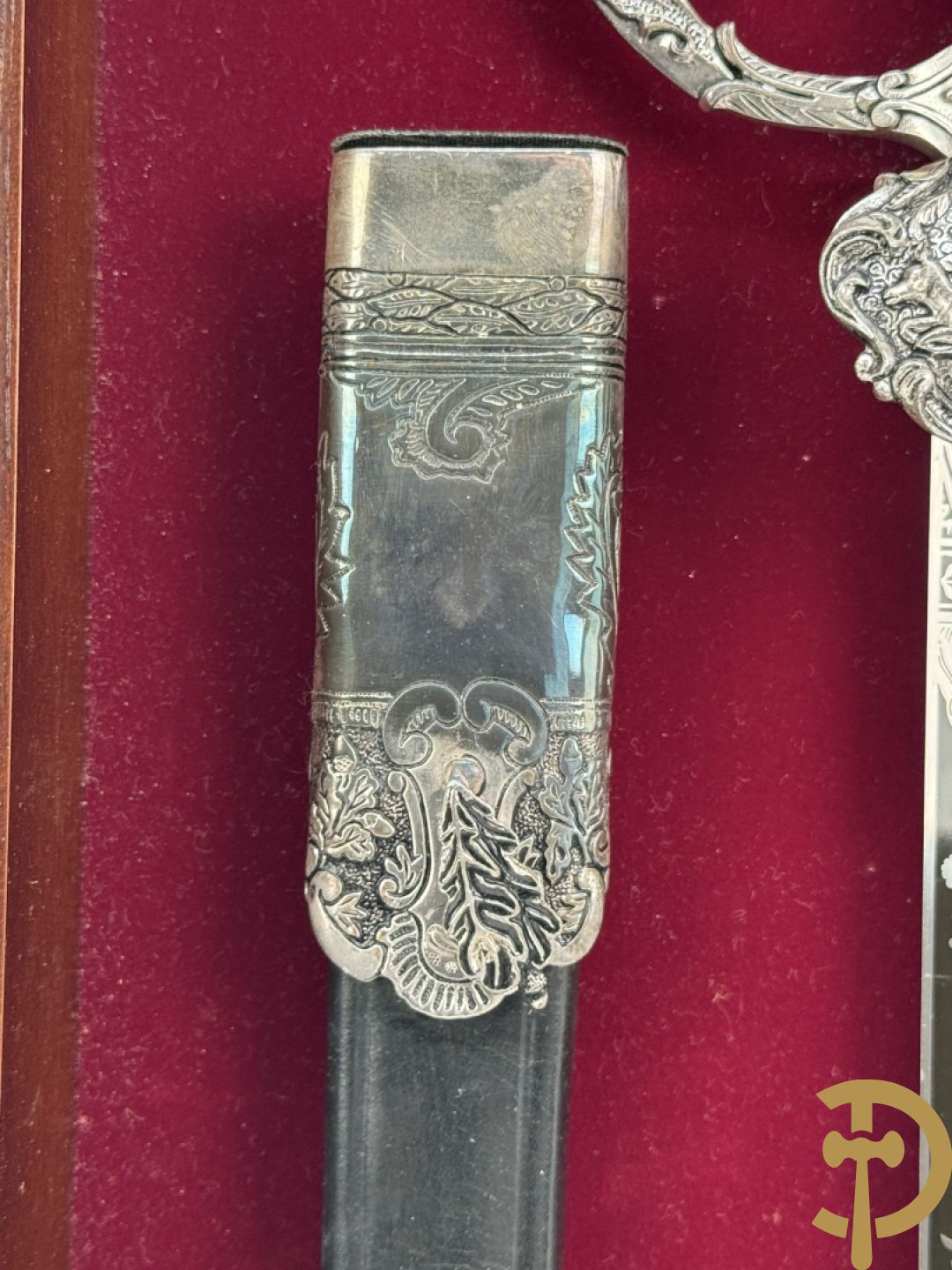 Der Hirschfänger, replica zwaard uitgegeven door Deutches Jagd und Fischereimuseum in een wandvitrine voorgesteld