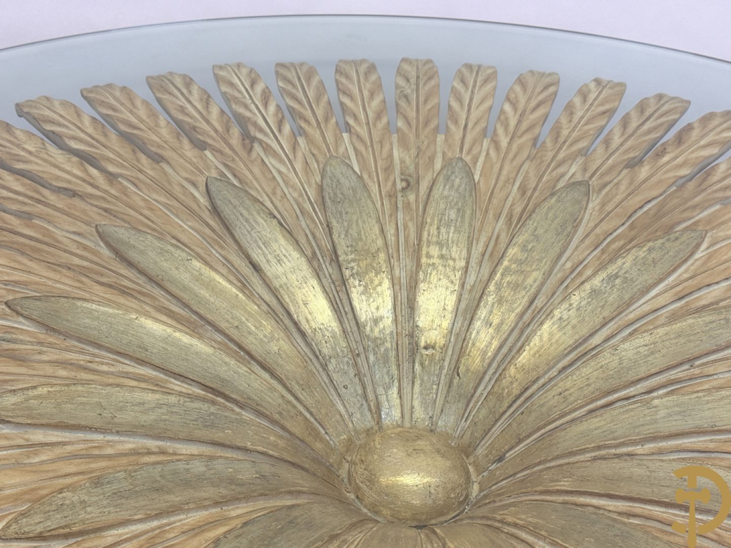 Ronde tafel met houtgesculpteerde korenaren, deels verguld, en glazen blad + 5 bijhorende Louis XVI stoelen met gecanneerde rug en zitting