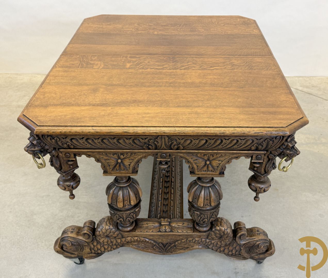 Massief eiken dolfijnetafel met knorrenlijst en leeuwenkoppen, Neo Renaissence stijl + 6 eiken stoelen met sculptuur