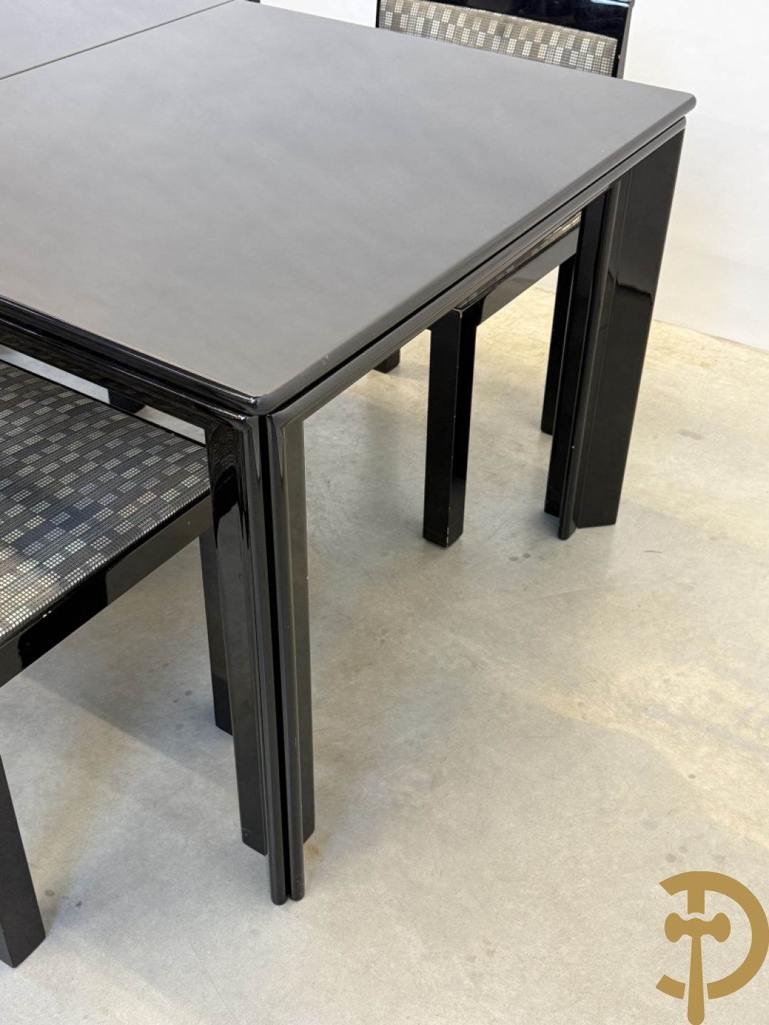 Zwartgelakte uittrekbare vintage designtafel met 4 bijhorende stoelen model 