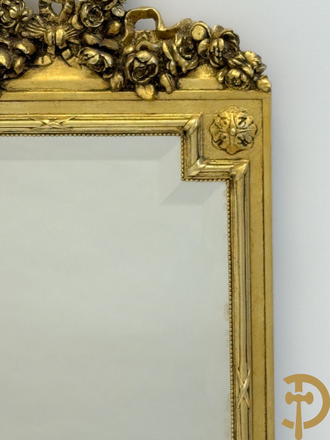 Vergulde console met Louis XVI motieven en amfoor  + vergulde spiegel met Louis XVI motieven