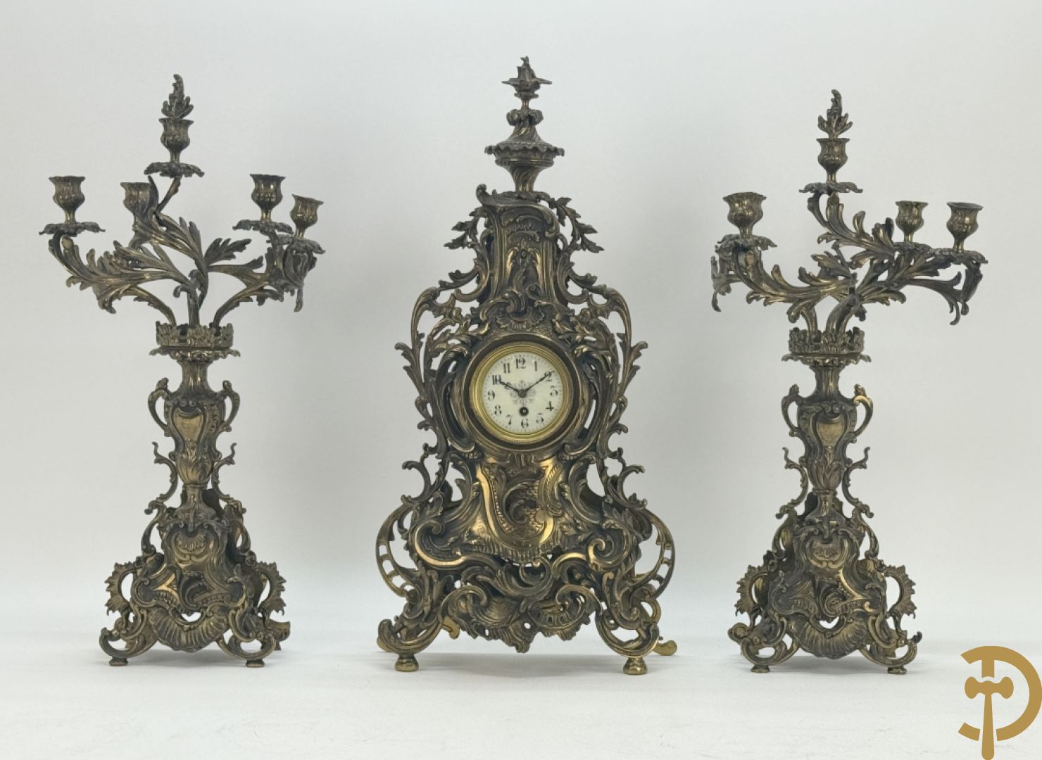 Driedelige koperen garnituur bestaande uit middenstuk bezet met amfoor en paar kandelaars , Louis XV stijl