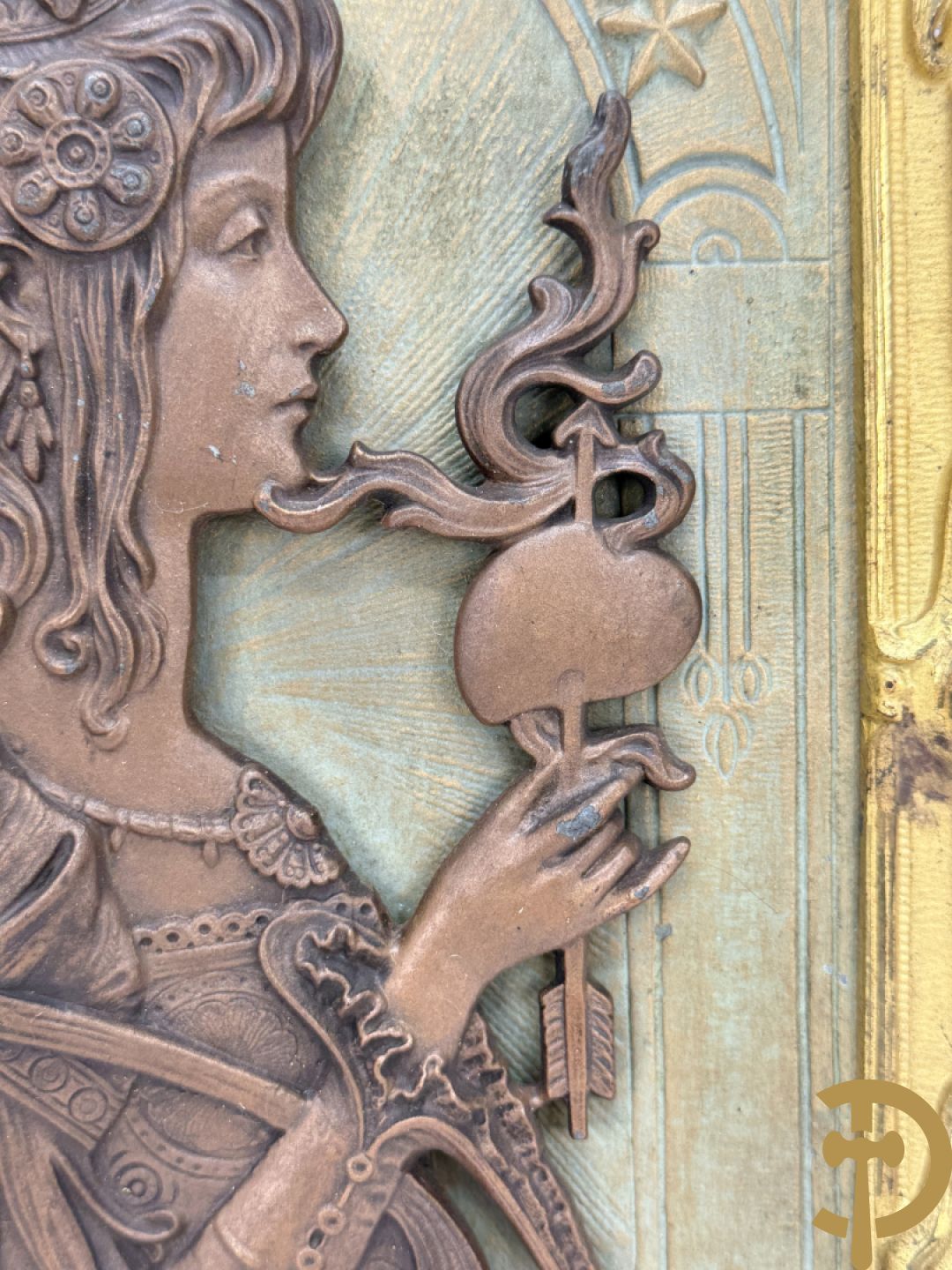 Paar vuurvergulde bronzen basreliefs met elegante dames en Jugendstil motieven