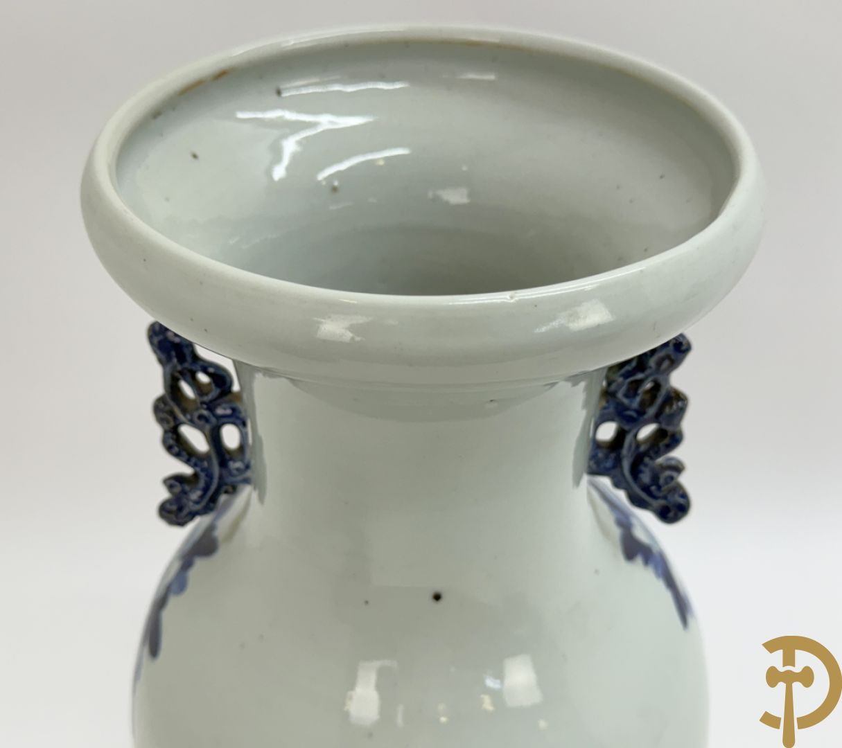 Twee Chinese porseleinen celadonvazen met blauw wit bloemen en vogeldecor + cachepot met vazendecor