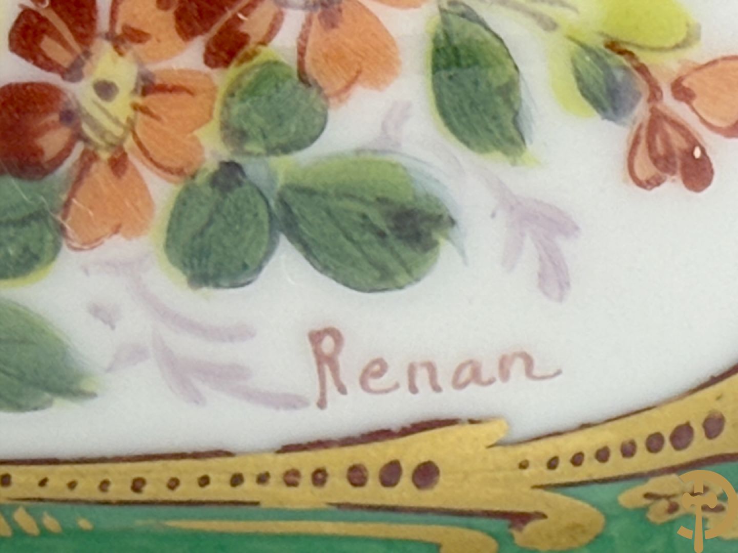 Sèvres cachepot met dubbel decor van handbeschilderde romantische dames en bloemendecor + cachepot in Frans porselein met bloemendecor gevat in bronzen houder + Limoges medici vaas met zwanehalzen