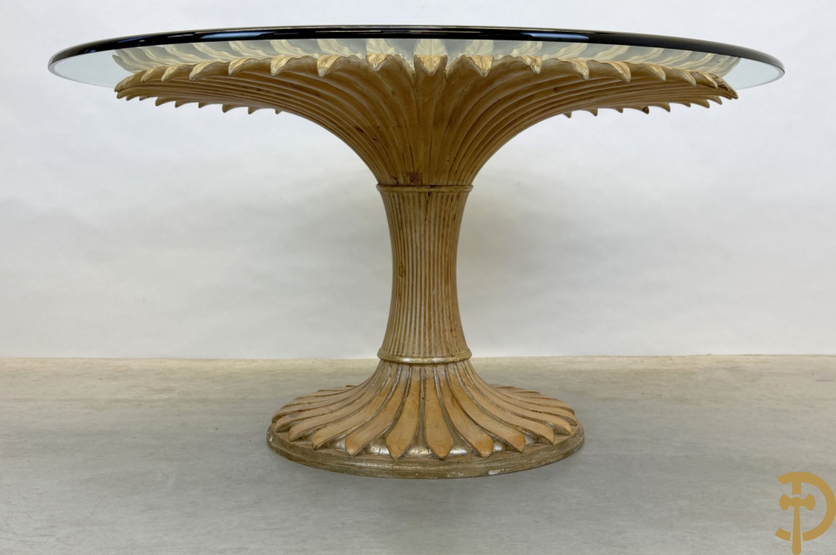 Ronde tafel met houtgesculpteerde korenaren, deels verguld, en glazen blad + 5 bijhorende Louis XVI stoelen met gecanneerde rug en zitting