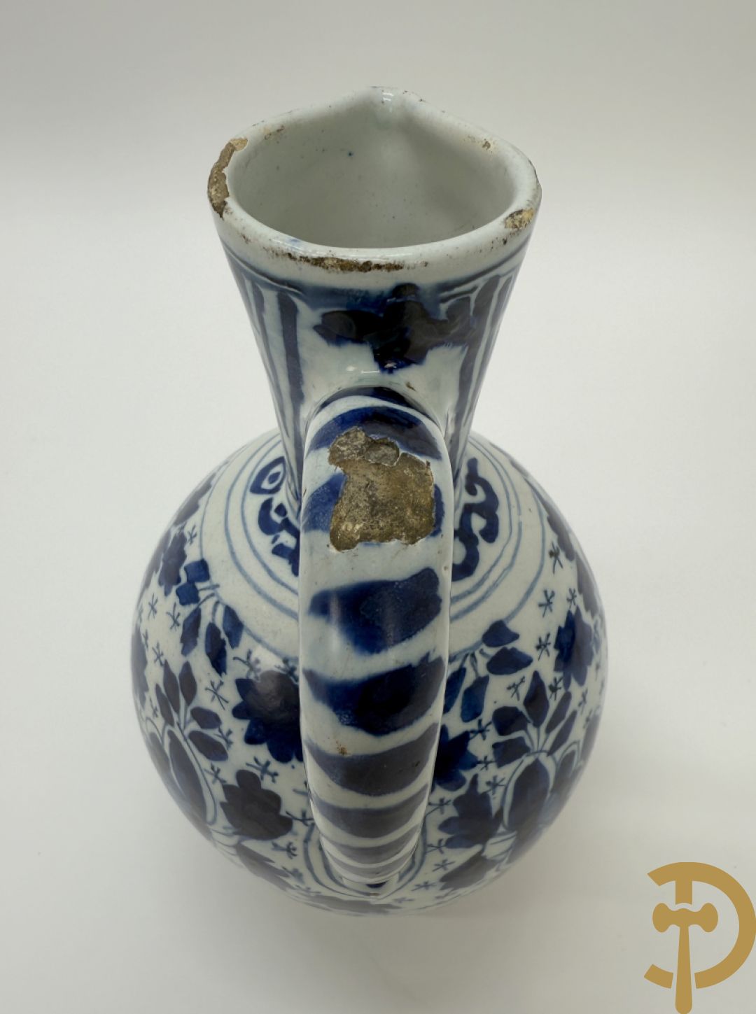 Twee Delftse blauw/wit schenkkannen met bloemendecor