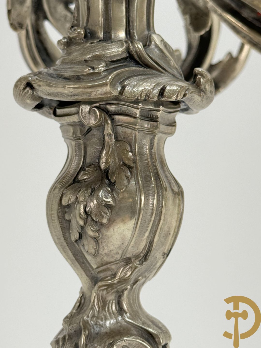 Paar massief zilveren getorste zesarmige kandelaars met Louis XV motieven, met import stempel 