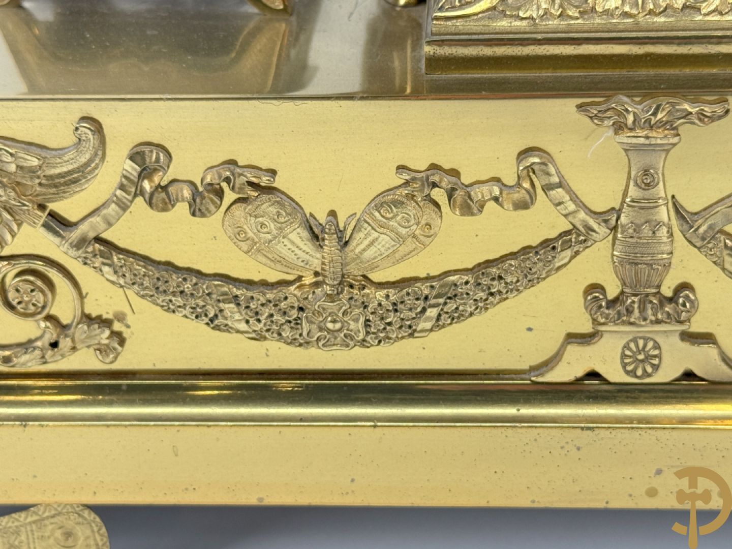 Vuurvergulde Franse bronzen Empire stijl pendule, harpvormige horloge met gevleugelde Griekse mythologische figuur, Erso die zijn lier bespeelt - Deniere et E. Mattelin, Fabricants de Bronze