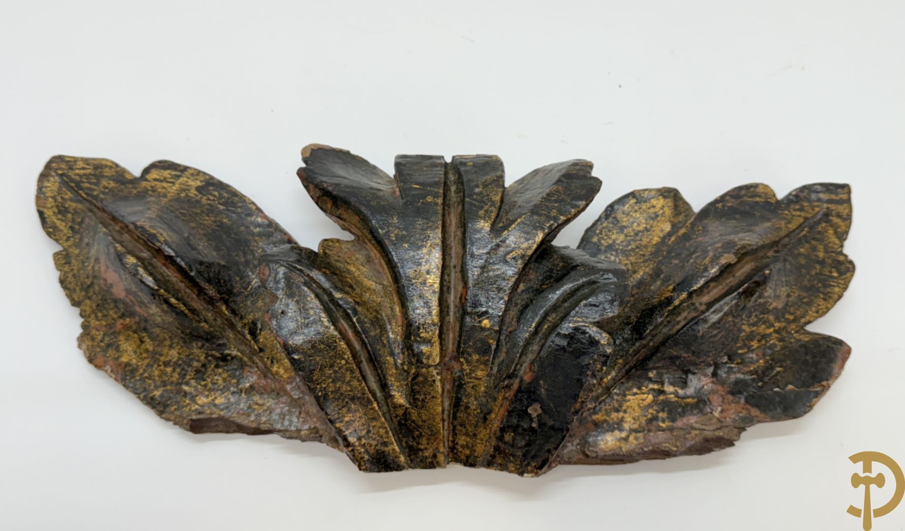 Houtsculptuur van gepolychromeerd engelenhoofd + engelenhoofd + sculptuur van accanthusrank