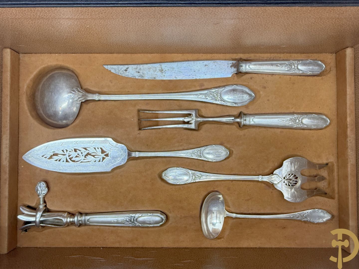 Massief zilveren bestek gedecoreerd met bladranken  in mooie koffer met leder bekleed, gemerkt HS (Henri Soufflot) - 19e 
12 vorken, 12 lepels, 12 messen, 12 dessertvorken, 12 dessertlepels, 12 dessertmessen, 12 koffielepels en 15 grote stukken, met initialen HM
