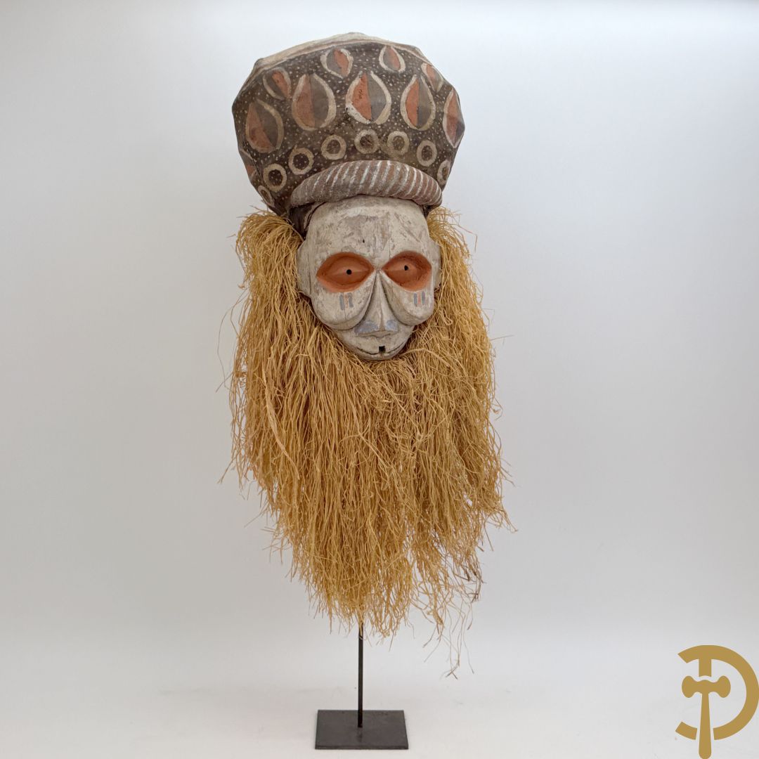 Afrikaans Yaka masker met raffia