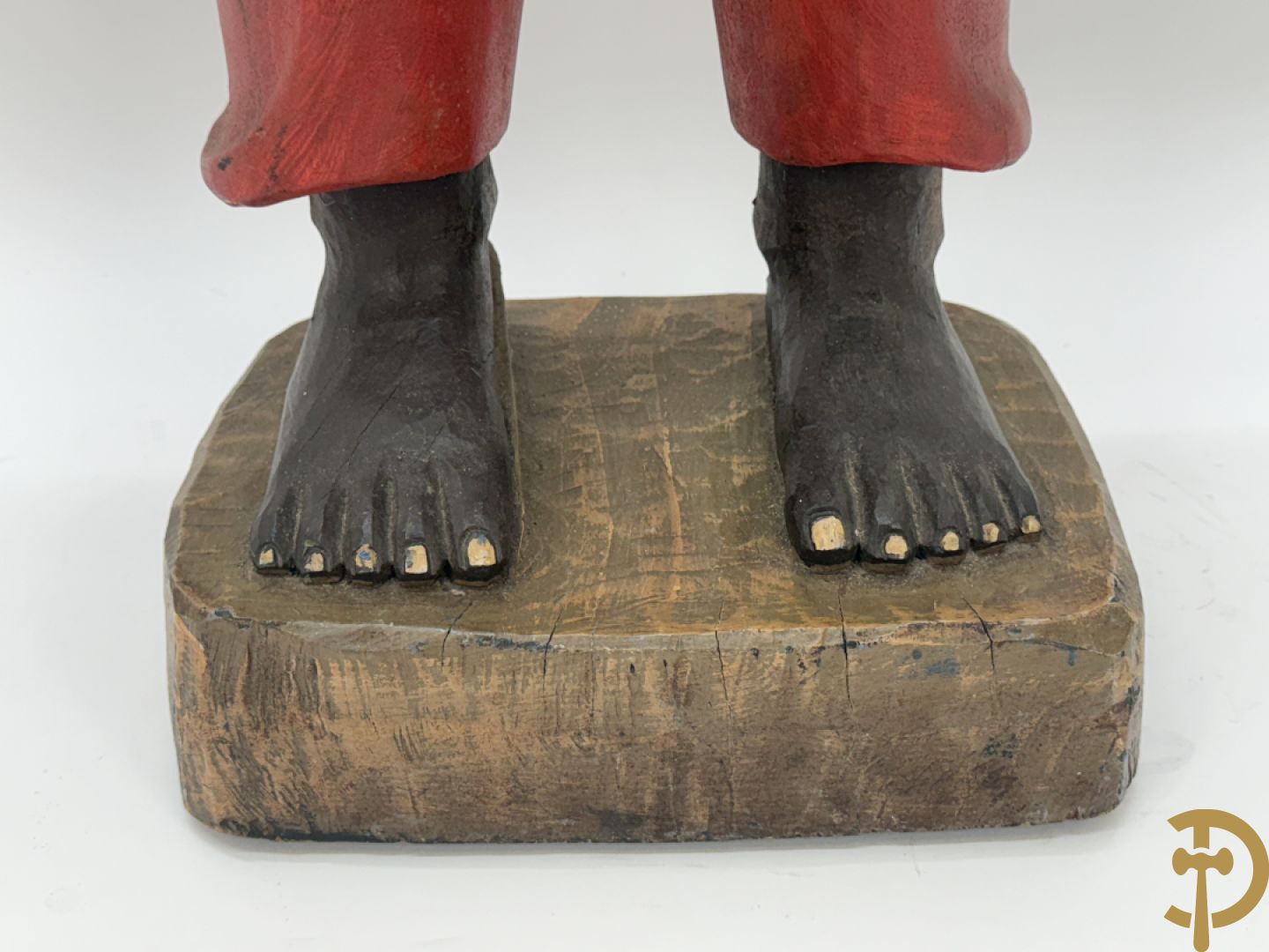 Houtgesculpteerd beeld van staande man