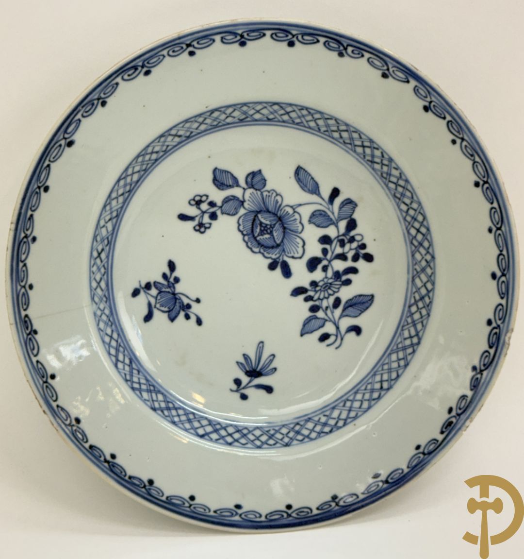 Vijf Chinese porseleinen bordjes met bloemendecor + 3 Japanse bordjes