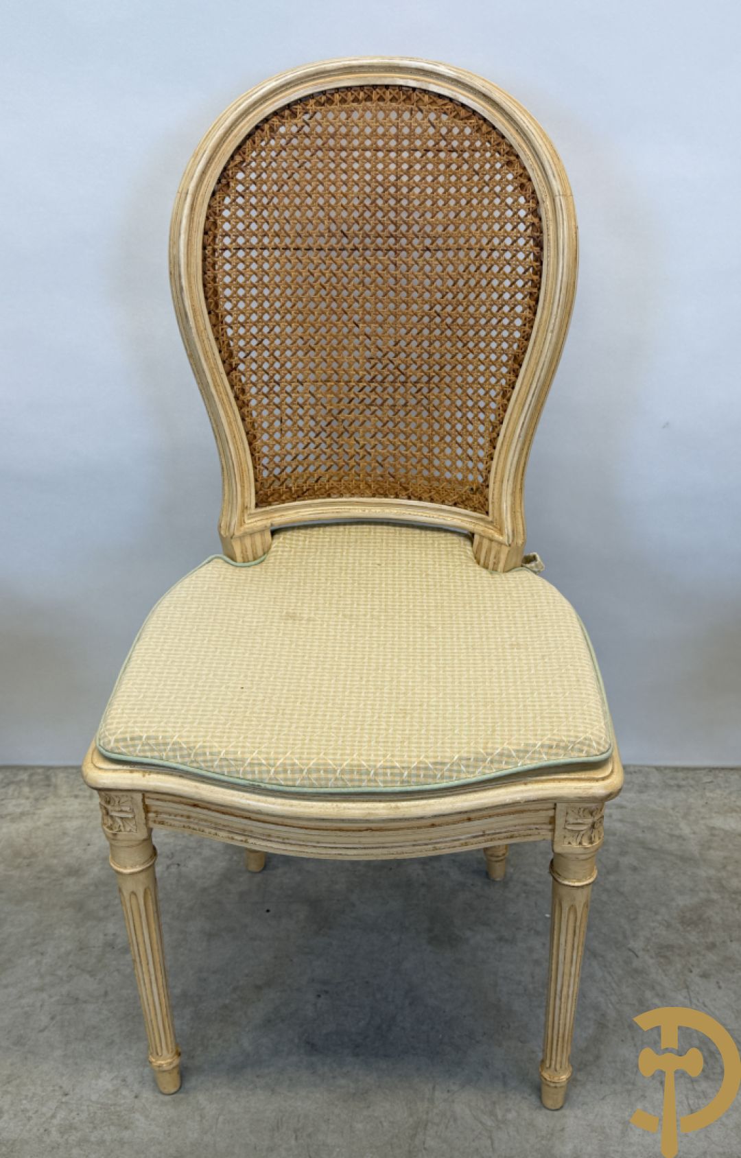 Ronde tafel met houtgesculpteerde korenaren, deels verguld, en glazen blad + 5 bijhorende Louis XVI stoelen met gecanneerde rug en zitting