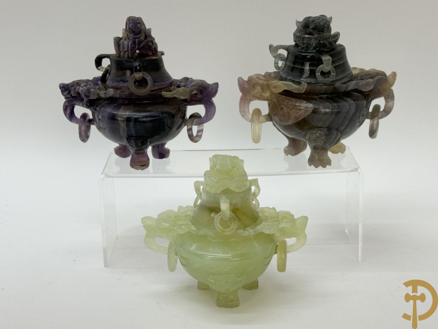Drie Chinese handgesculpteerde urnes in gesteente met drakendecor (jade, amethist en fluoriet)