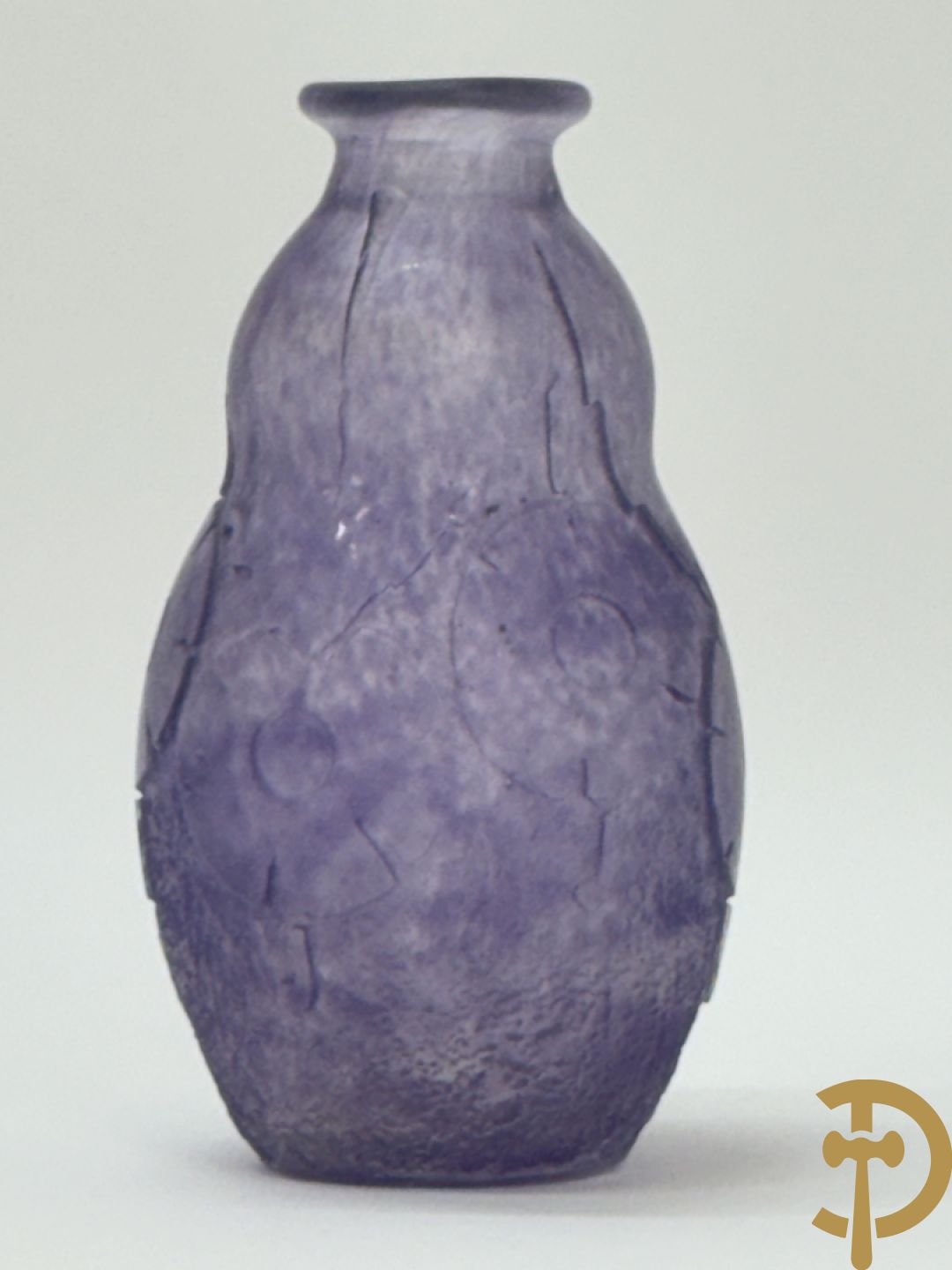 Pate de verre vaasje met bloemenmotieven, Art Deco periode, Degue getekend