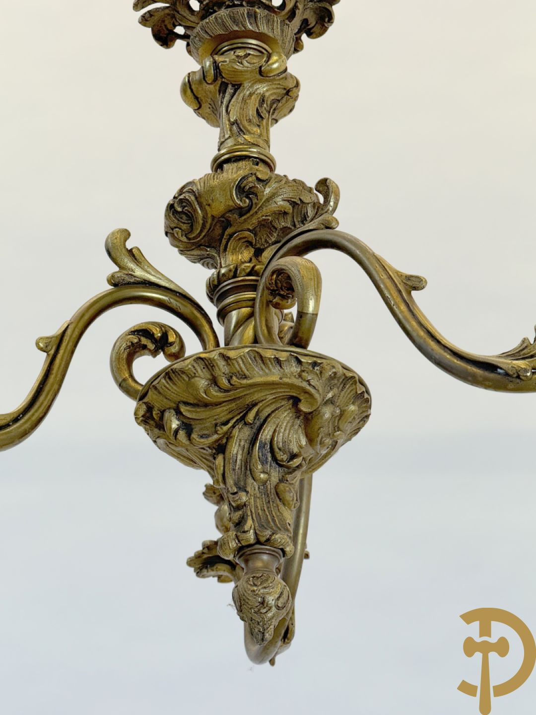 Bronzen drie armige luchter met accanthusranken, Louis XV stijl