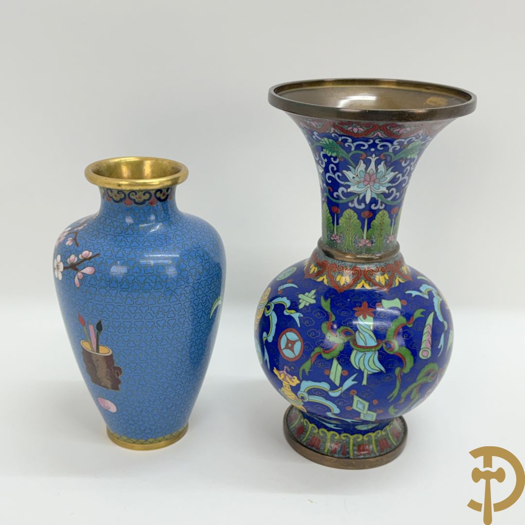 Acht stuks cloisoné w.o. paar dekselpotiches met bloemendecor, 4 vaasjes, coupe en vogel