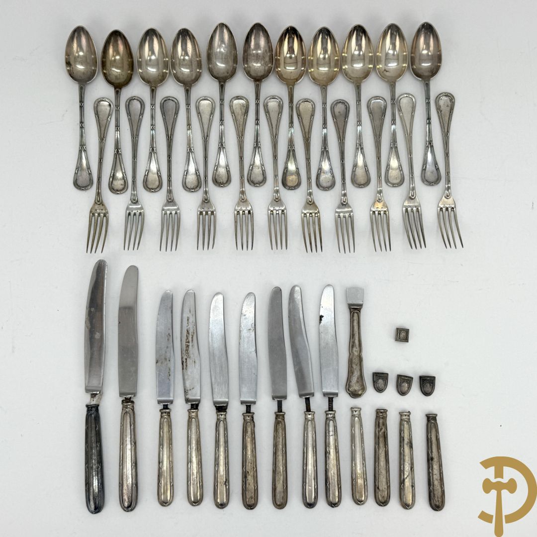 11 massief zilveren kleine lepels en 11 massief zilveren kleine vorken met bandes croisées, Delheid (813 gram) + messen met zilveren heft (na te zien)