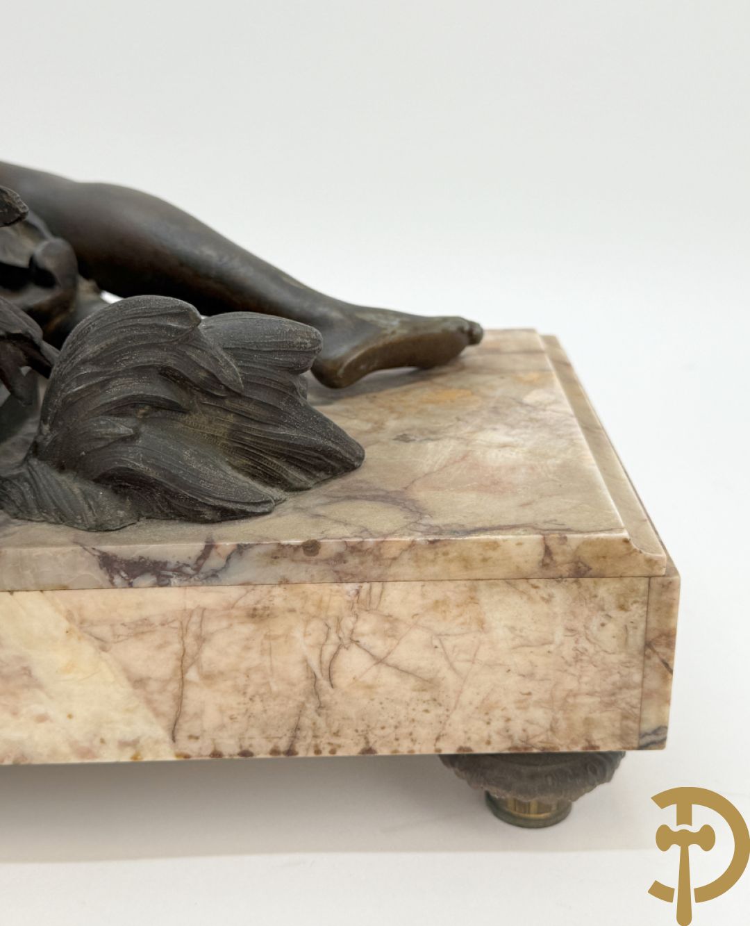Driedelige kunstbronzen garnituur bestaande uit klok met liggende dame met amfoor op marmeren basis, geflankeerd door paar cassolettes met cupido
