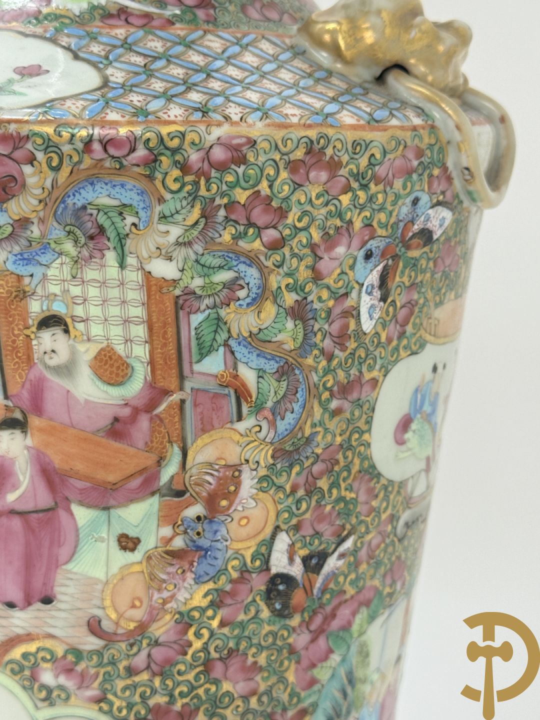 Paar Chinese porseleinen famille rose Kanton vazen met geanimeerd decor en zijdelings met fo honden