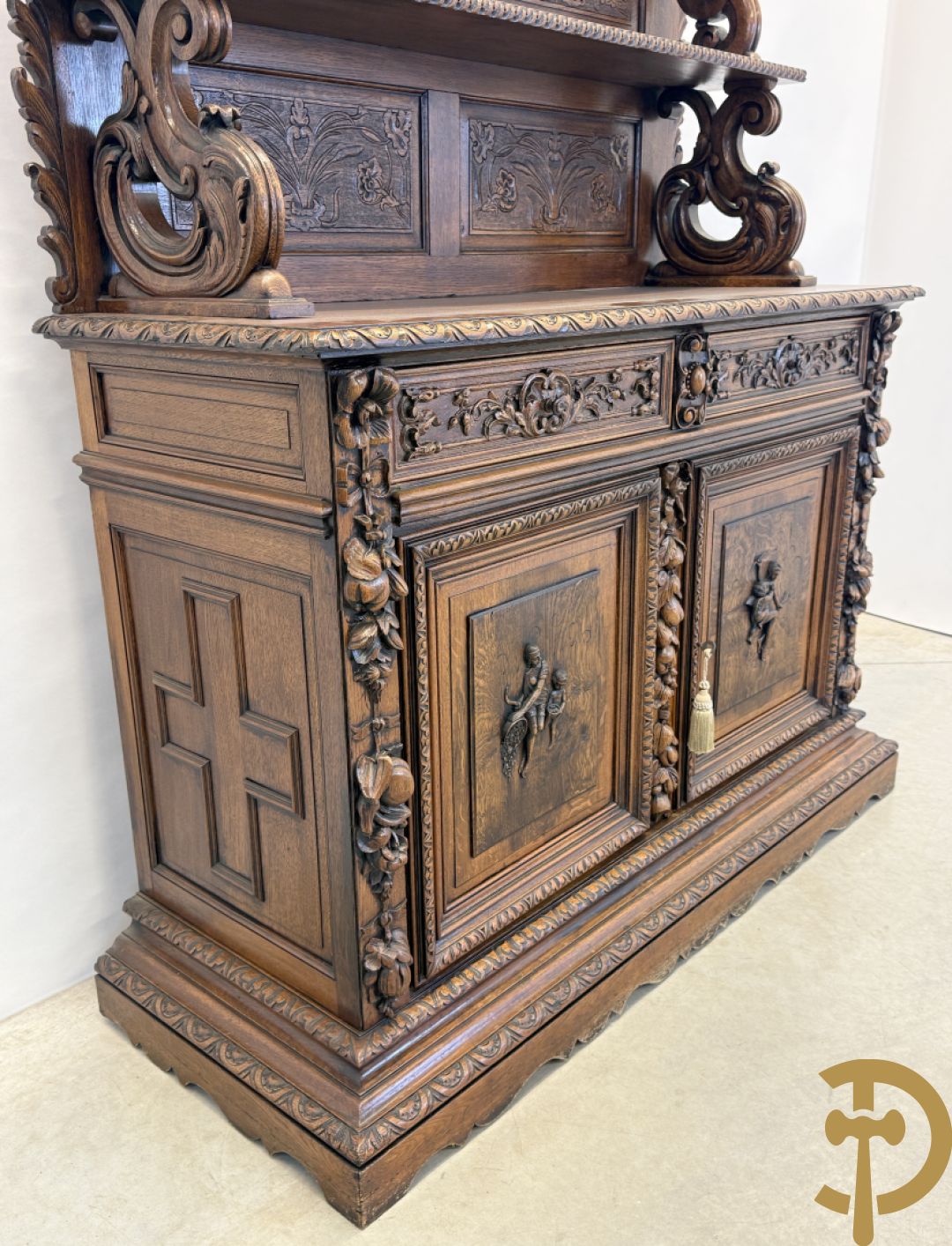 Massief eiken Neo Renaissance vaiselier met sculptuur van fruit en accanthusranken, 19e