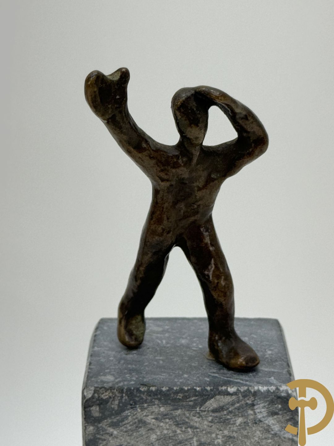 MEAN Fr. getekend (Francis) Paar bronzen sculpturen op arduinen sokkel