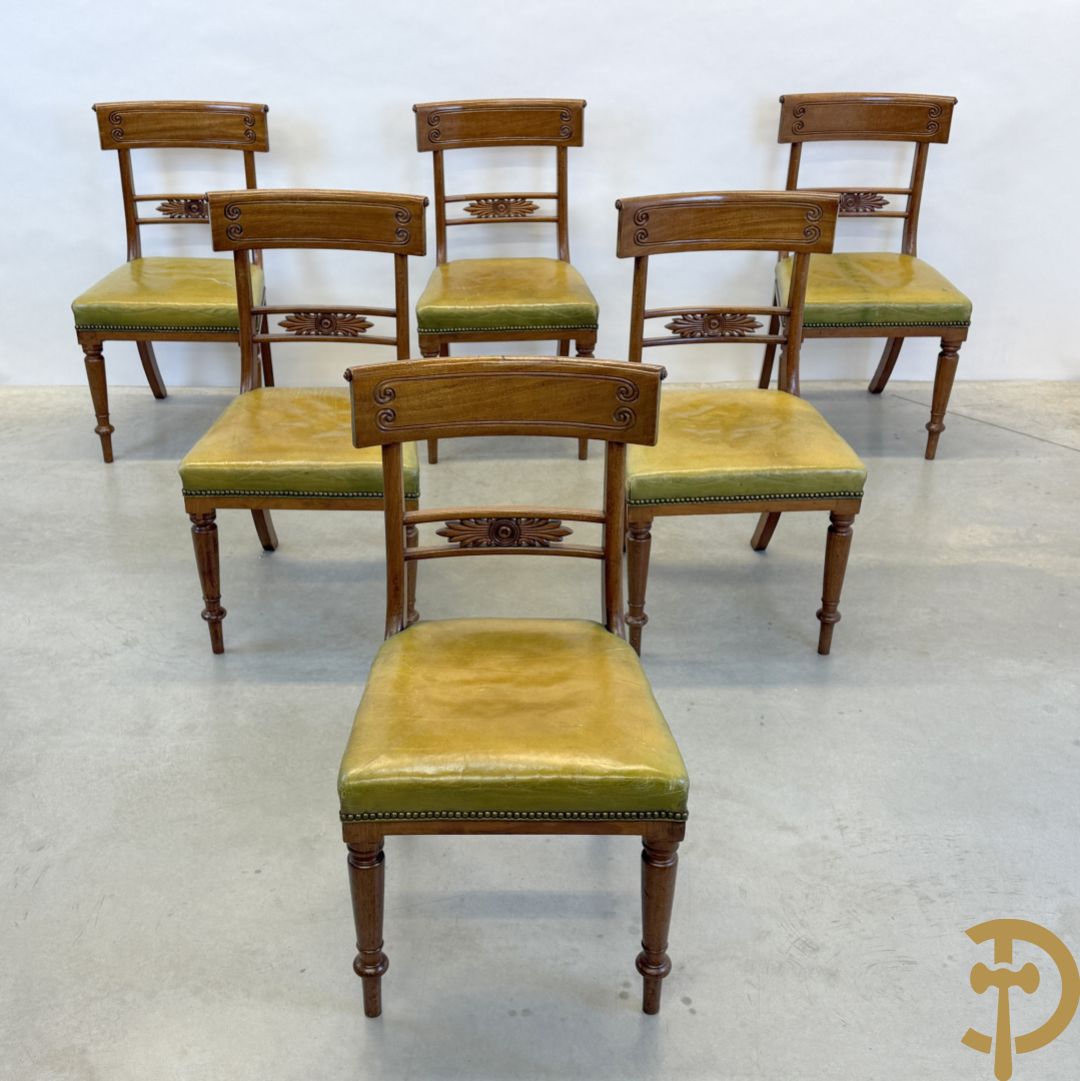 Set van 6 Engelse gondelvormige notelaren stoelen met lederen zitting