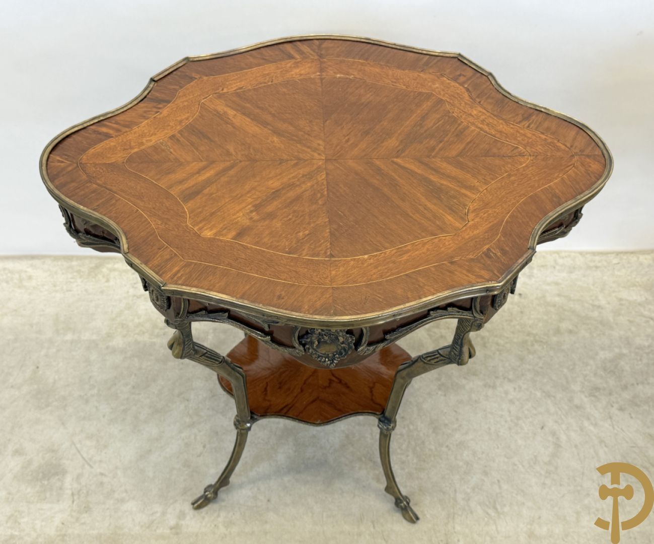 Paar mahoniehouten bijzettafels, Louis XV stijl, met bronzen ornamenten en bronzen bokkepoten - Replica