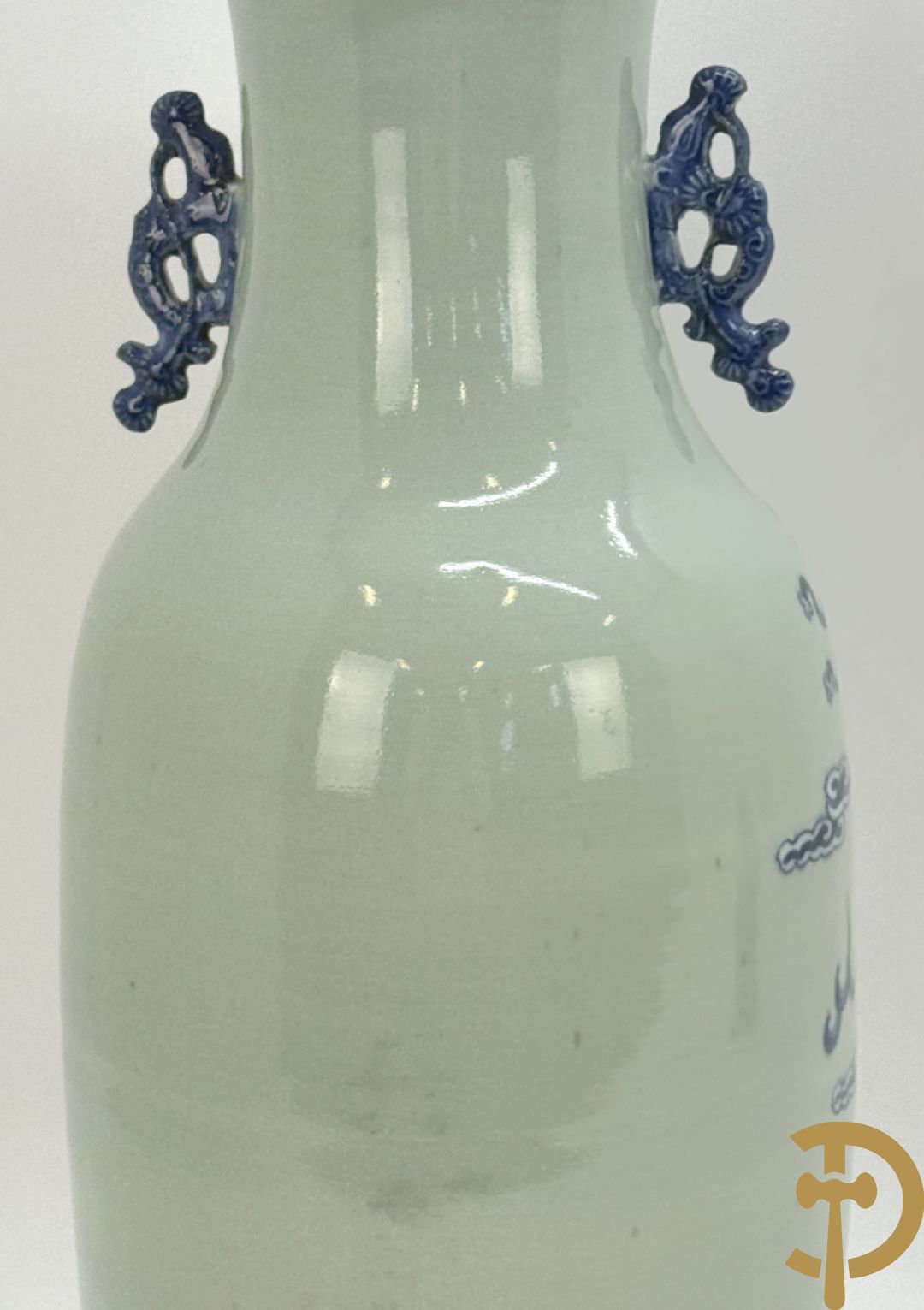 Chinese porseleinen celadon vaas met blauw/wit decor van fo honden