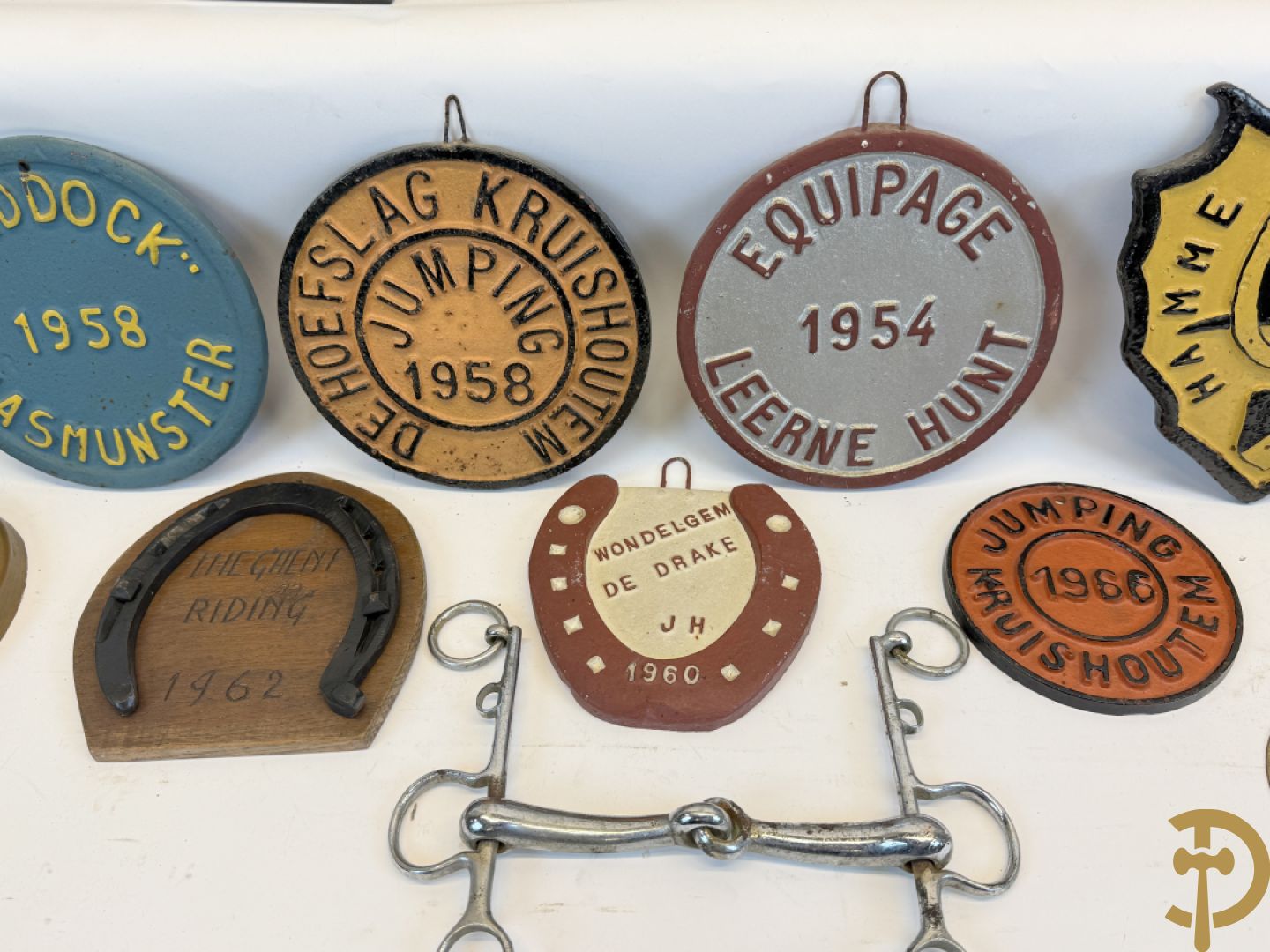 Verzameling memorabilia van paardenrennen, trofeeën en bekers