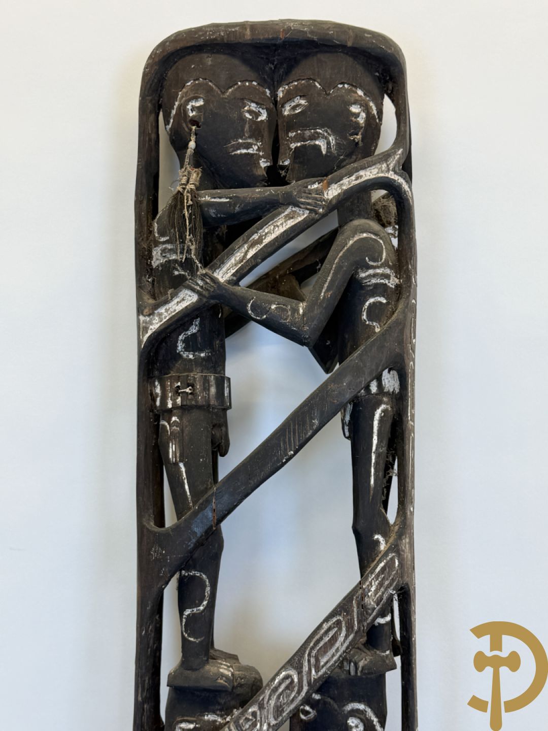 Nieuw Zeelandse totempaal met gesculpteerde houten figuren bewerkt met krijt