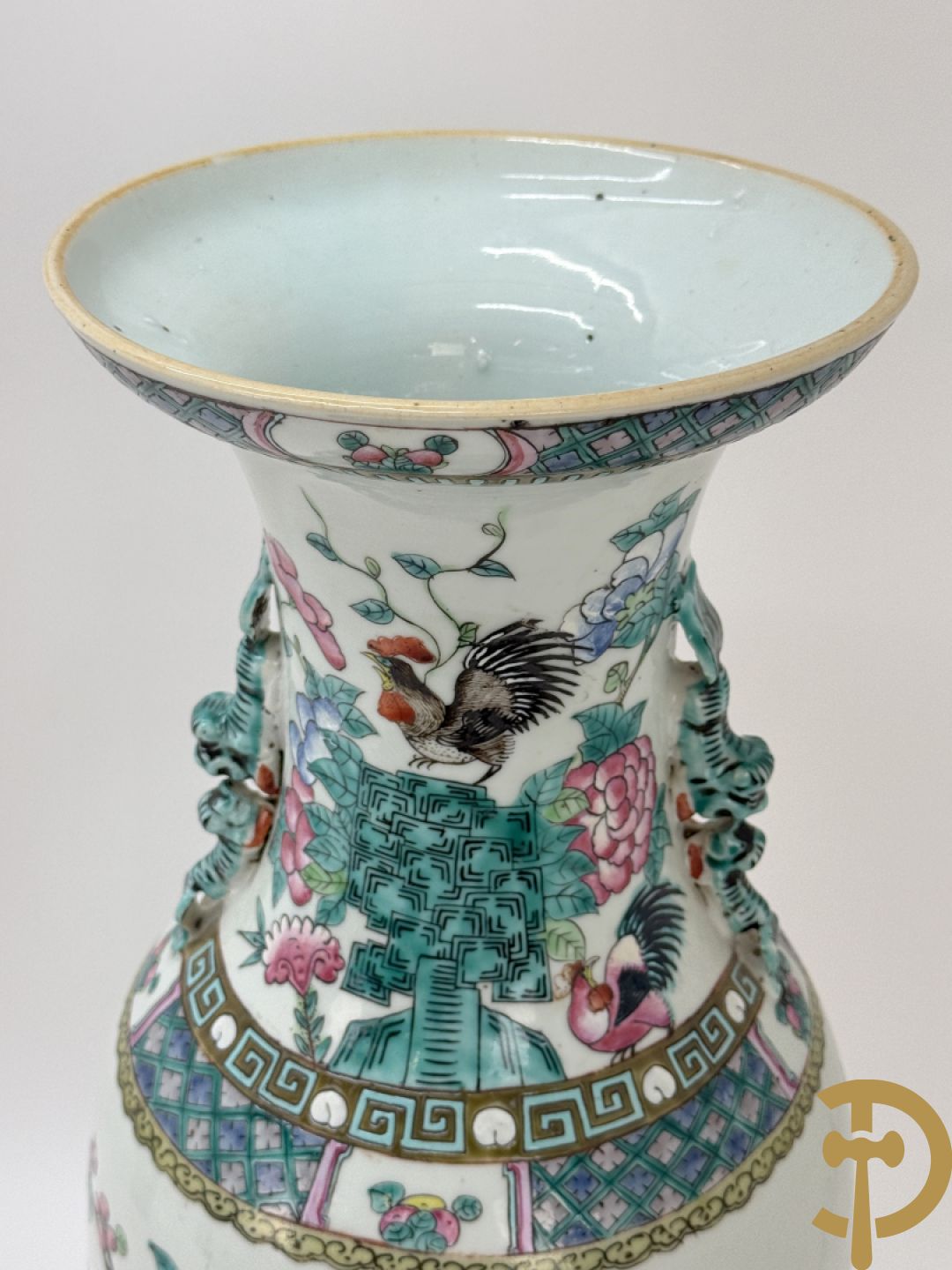 Chinese porseleinen vaas met decor van hanen en bloemen