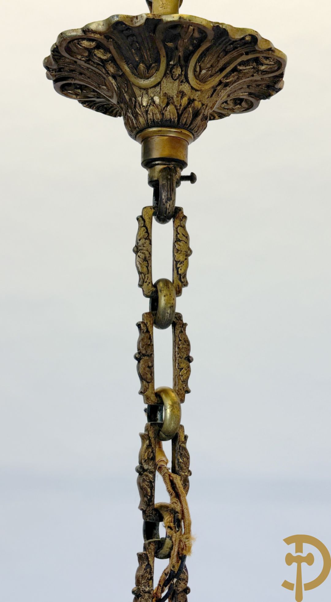 Bronzen achtarmige mazarin luchter met ridderhoofden en accanthusranken