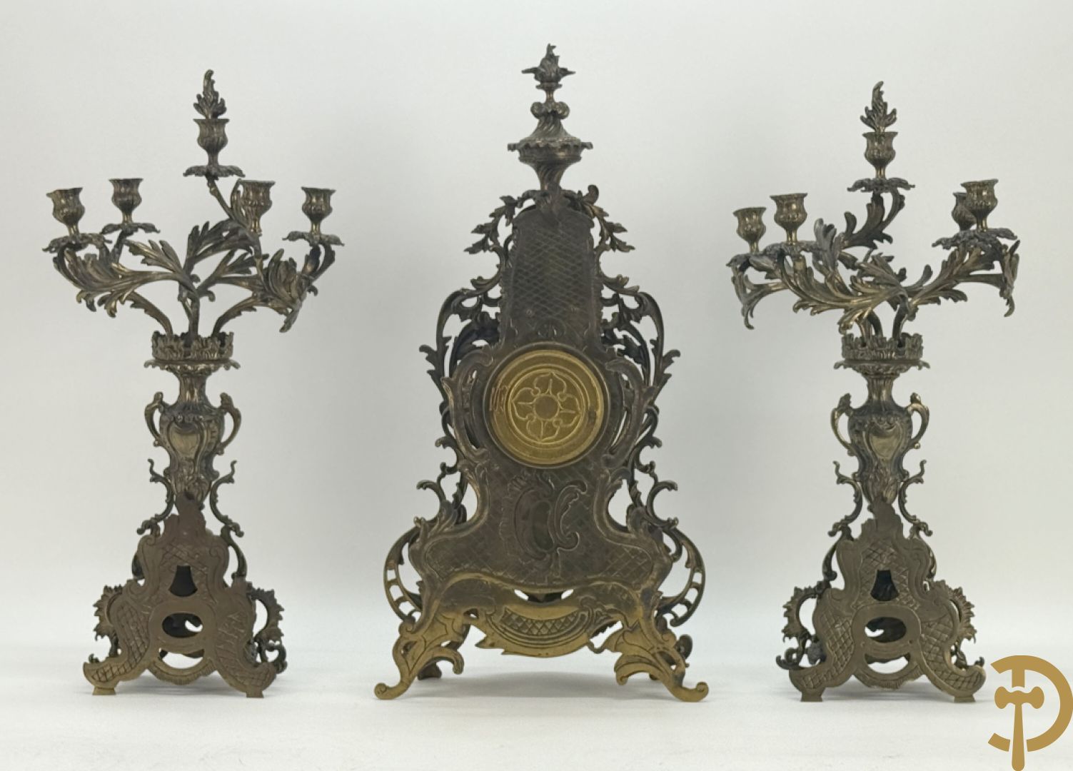 Driedelige koperen garnituur bestaande uit middenstuk bezet met amfoor en paar kandelaars , Louis XV stijl