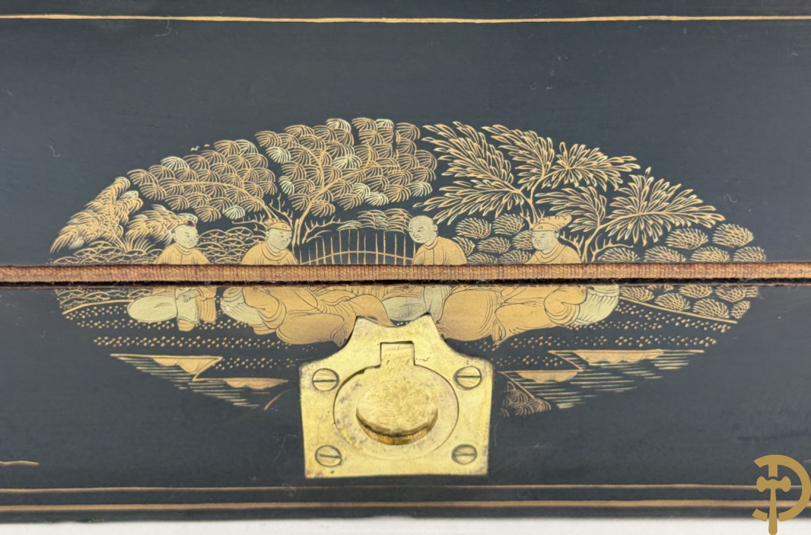 Schrijfbox in wortelnotehout met marquetterie en bovenaan een parelmoer plakkette + Japanse zwartgelakte openklapbare schrijfbox met verguld geanimeerd decor