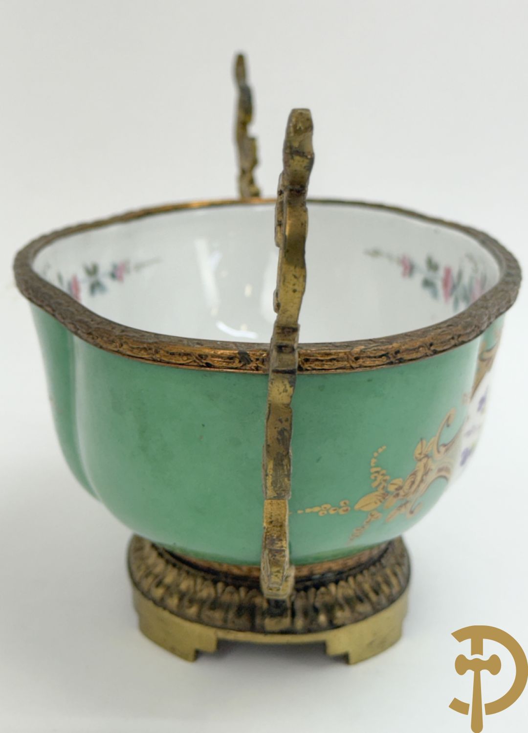 Sèvres cachepot met dubbel decor van handbeschilderde romantische dames en bloemendecor + cachepot in Frans porselein met bloemendecor gevat in bronzen houder + Limoges medici vaas met zwanehalzen