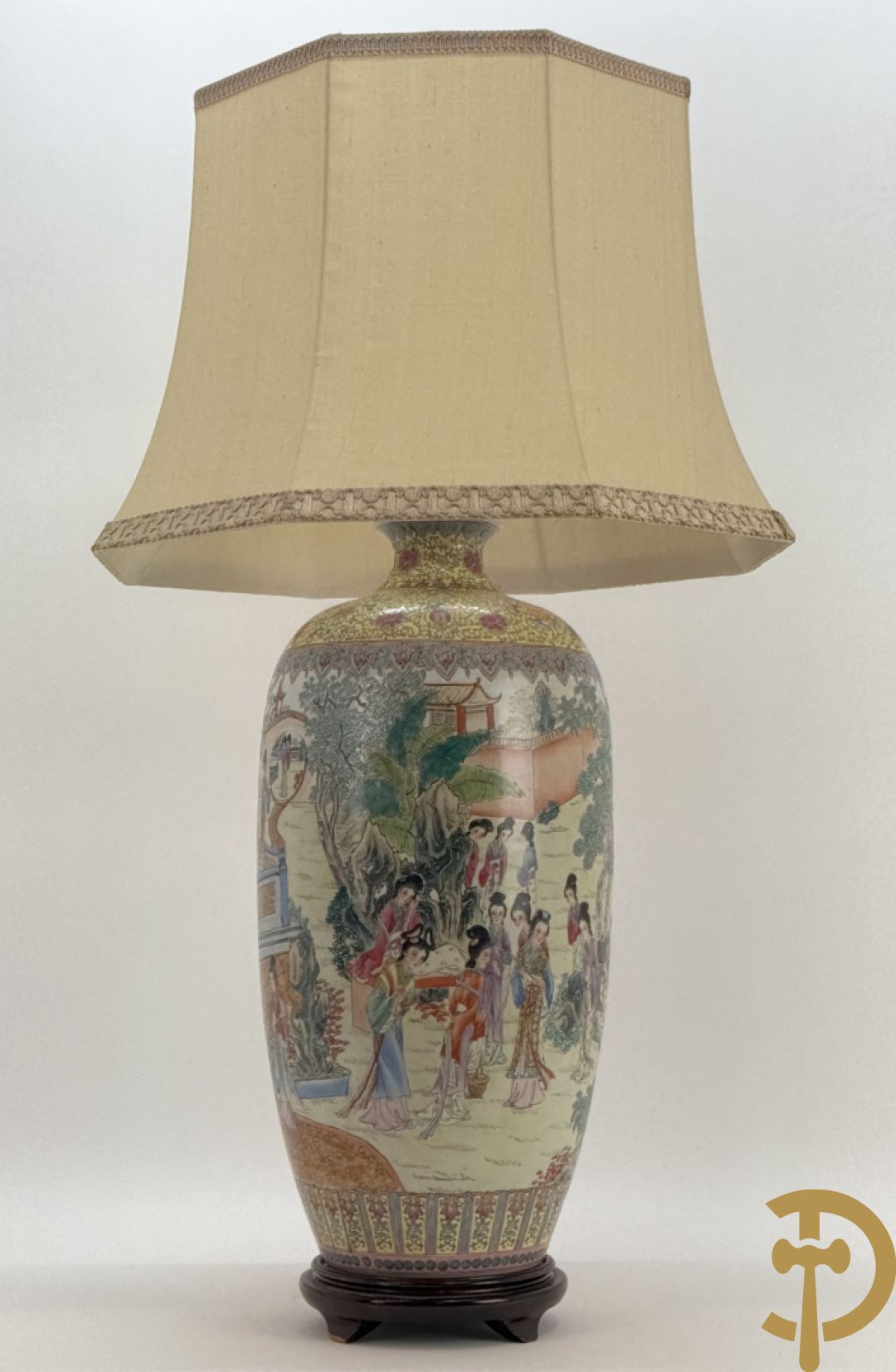 Chinese porseleinen vaas met geanimeerd decor van dames in tempels en landschap - omgebouwd als lampadaire