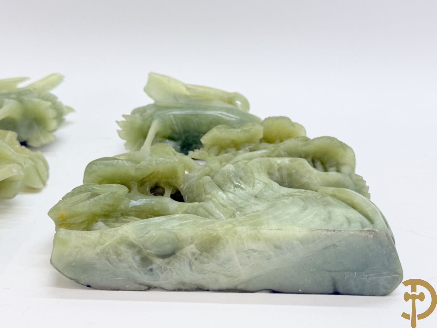 Paar jadeiet sculpturen met fenixvogels in natuurtafereel