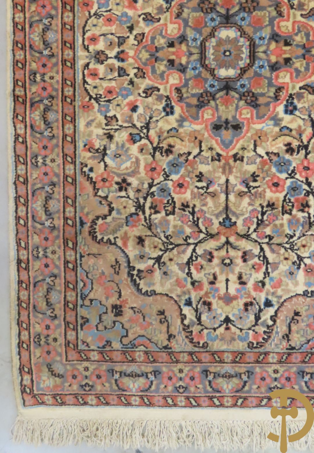 Oosters handgeknoopt tapijt met bloemenmotieven + Oosters handgeknoopt tapijt met geometrische motieven + Oosters handgeknoopt zijden tapijt met centrale fond en bloemenmotieven