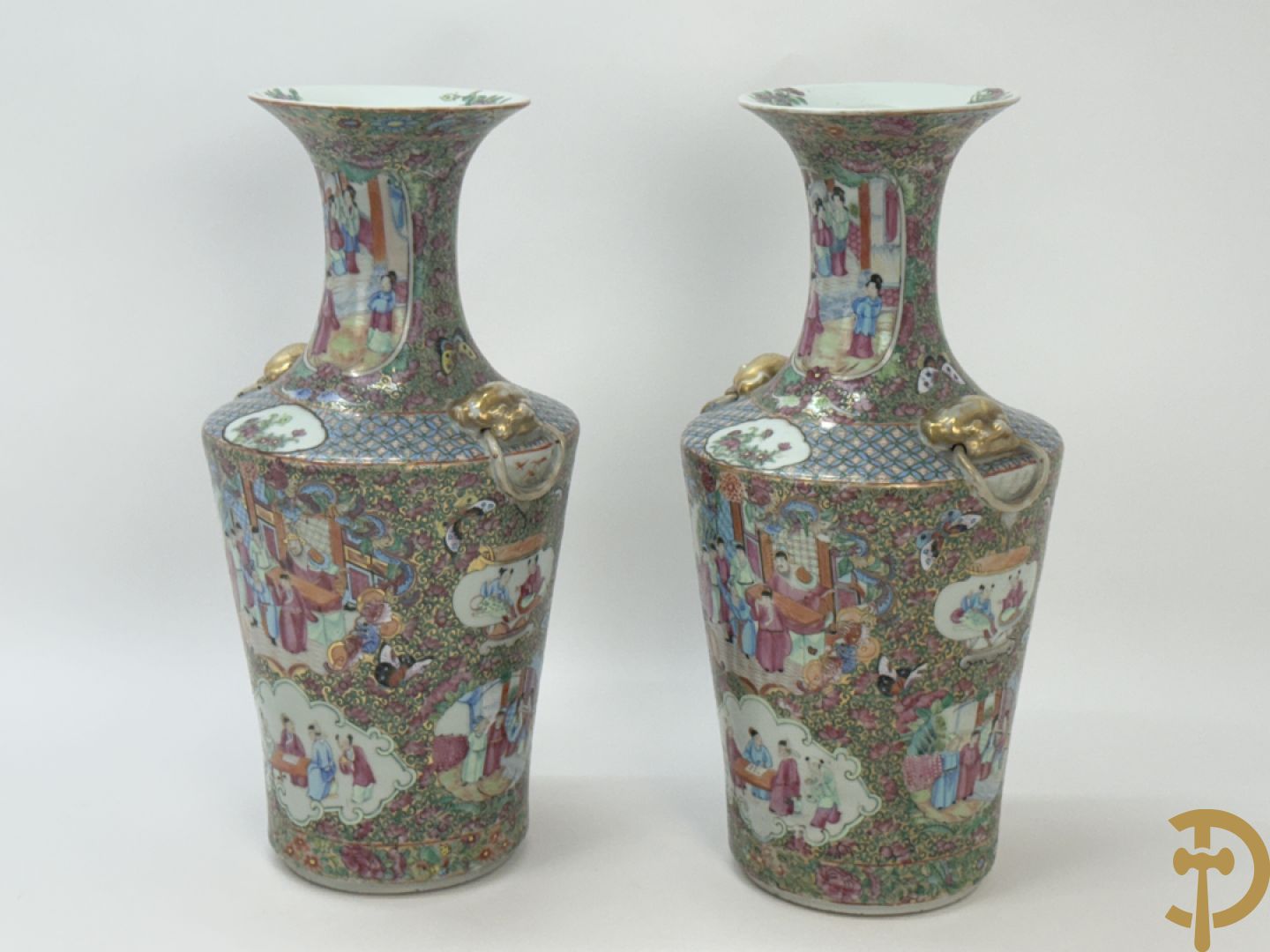 Paar Chinese porseleinen famille rose Kanton vazen met geanimeerd decor en zijdelings met fo honden