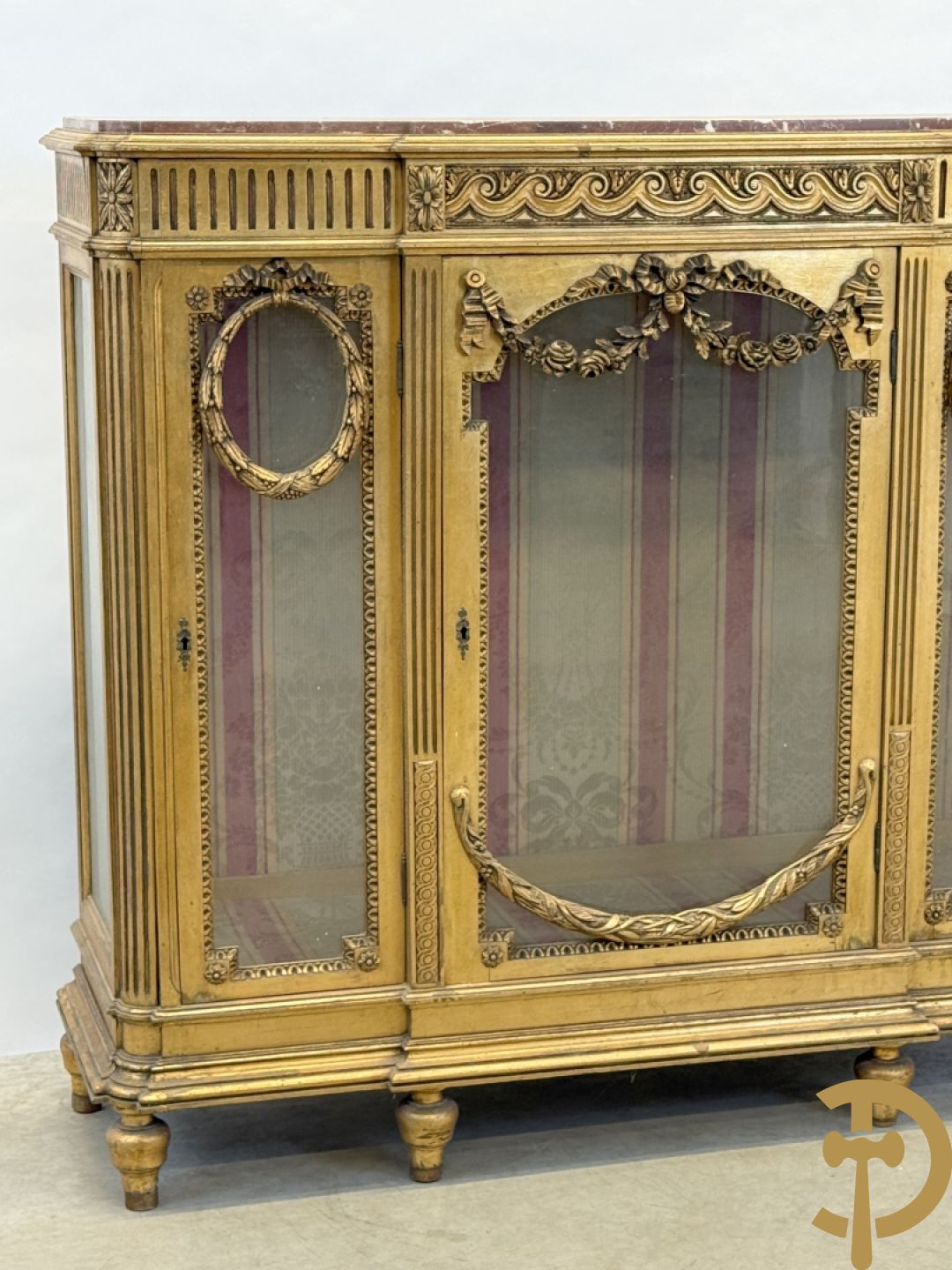 Vergulde Louis XVI vitrine met 3 deuren, cannelures en guirlandes - bovenaan met marmeren blad
